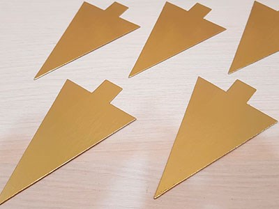 Подложка картонная с держателем (золото) треуг-к 125*80 мм, 0,08 см